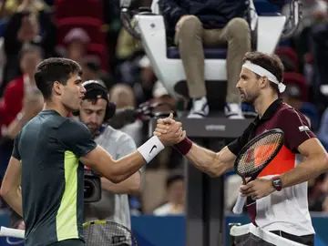 Carlos Alcaraz felicita a Grigor Dimitrov tras la victoria del búlgaro Carlos Alcaraz felicita a Grigor Dimitrov tras la victoria del búlgaro