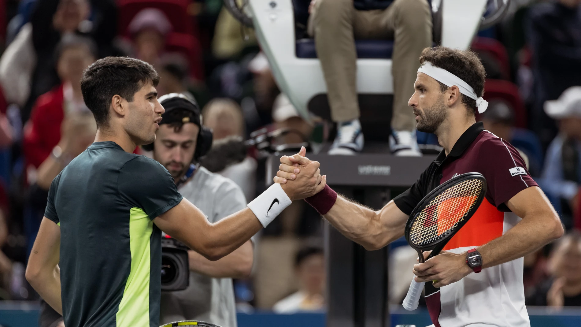 Carlos Alcaraz felicita a Grigor Dimitrov tras la victoria del búlgaro Carlos Alcaraz felicita a Grigor Dimitrov tras la victoria del búlgaro