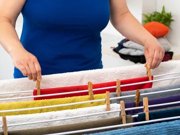 Mujer tendiendo la ropa Mujer tendiendo la ropa