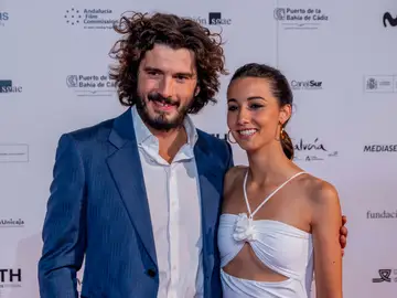 Yon González y Amaia Aberasturi Photocall del elenco de Beguinas