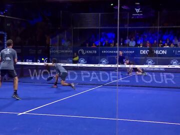 La espectacular dejada de Chingotto en el Amsterdam Open de pádel 