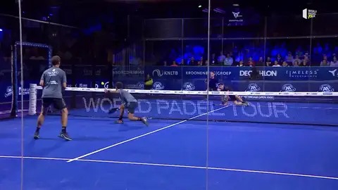 La espectacular dejada de Chingotto en el Amsterdam Open de pádel La espectacular dejada de Chingotto en el Amsterdam Open de pádel