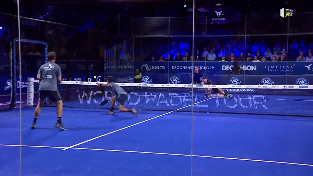 La espectacular dejada de Chingotto en el Amsterdam Open de pádel La espectacular dejada de Chingotto en el Amsterdam Open de pádel