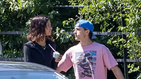 Tom Holland y Zendaya paseando por Londres Tom Holland y Zendaya paseando por Londres