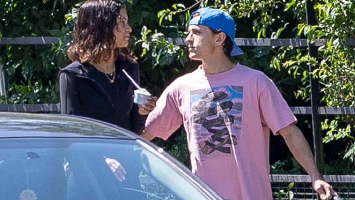 Tom Holland y Zendaya paseando por Londres Tom Holland y Zendaya paseando por Londres