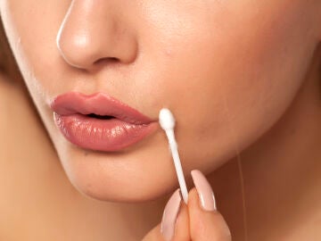 ¿Cómo pintarte los labios con un bastoncillo?