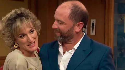 Silvia sale de la cárcel: así ha sido su reencuentro con los vecinos del barrio Silvia sale de la cárcel: así ha sido su reencuentro con los vecinos del barrio