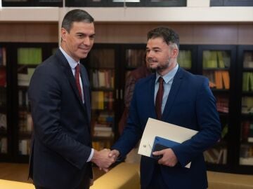 El presidente del Gobierno en funciones, Pedro Sánchez recibe al portavoz de ERC, Gabriel Rufián, durante su ronda de contactos