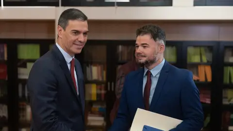 El presidente del Gobierno en funciones, Pedro Sánchez recibe al portavoz de ERC, Gabriel Rufián, durante su ronda de contactos