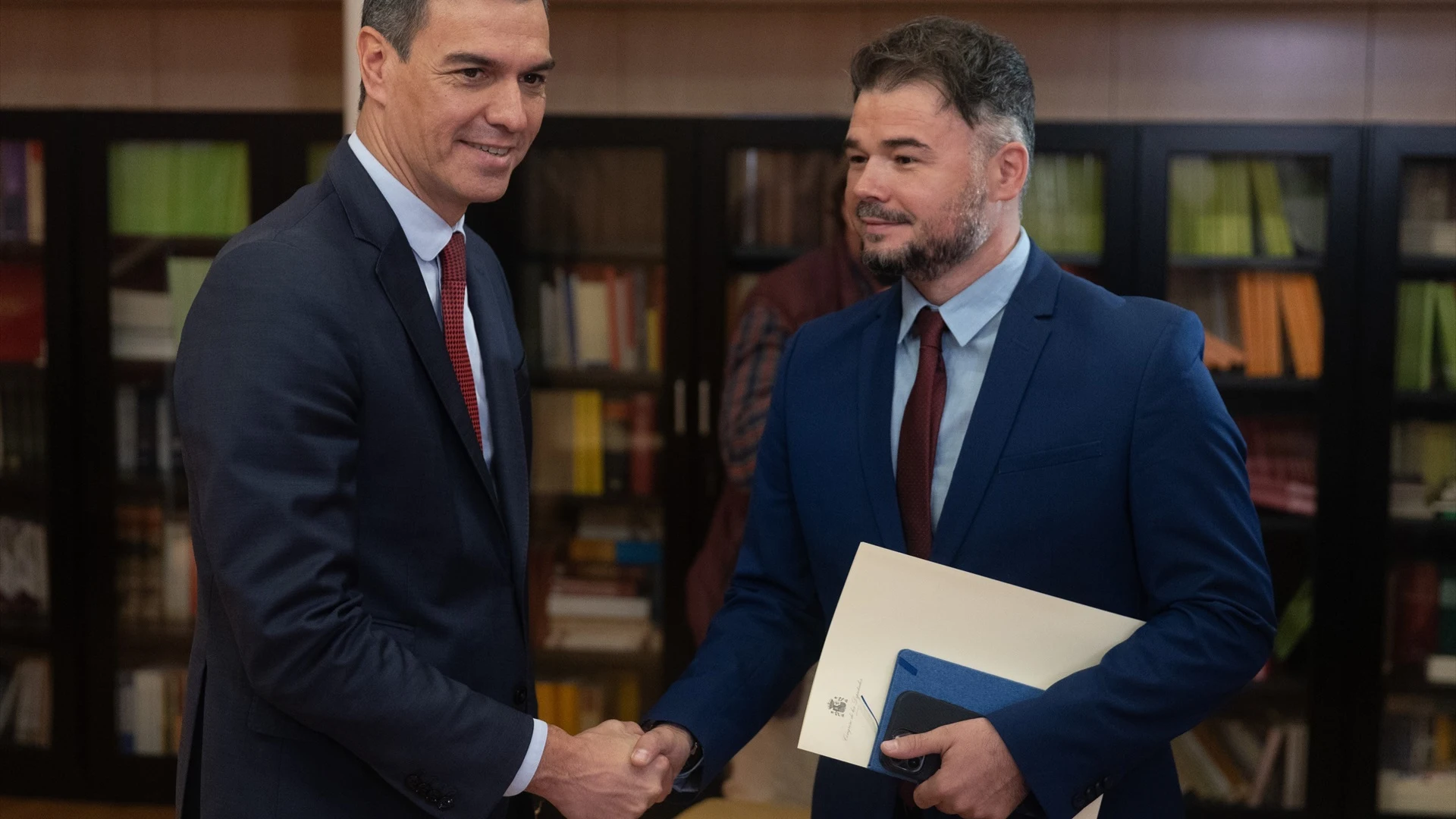 El presidente del Gobierno en funciones, Pedro Sánchez recibe al portavoz de ERC, Gabriel Rufián, durante su ronda de contactos El presidente del Gobierno en funciones, Pedro Sánchez recibe al portavoz de ERC, Gabriel Rufián, durante su ronda de contactos