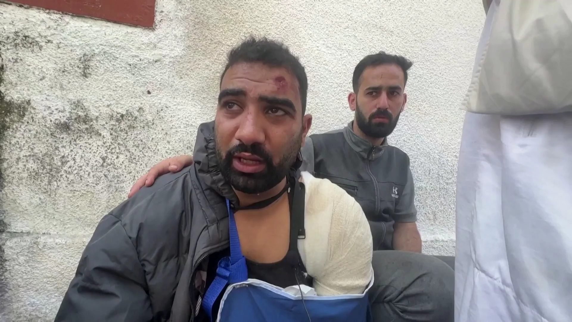 El hombre que ha perdido a su familia por los bombardeos El hombre que ha perdido a su familia por los bombardeos