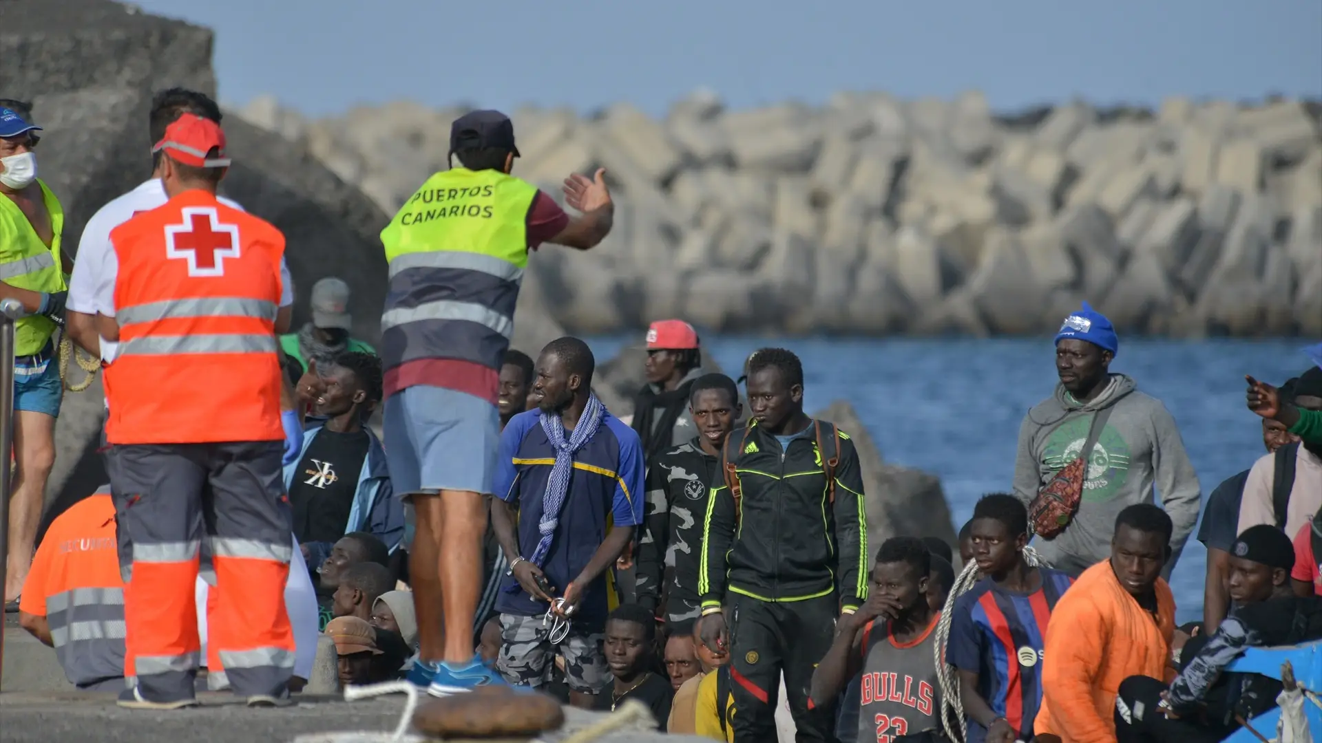 Los servicios sanitarios reciben una patera en el muelle de La Restinga, en El Hierro Los servicios sanitarios reciben una patera en el muelle de La Restinga, en El Hierro