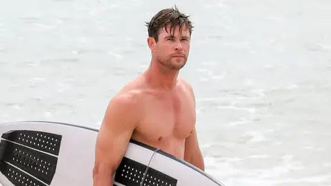 Chris Hemsworth haciendo surf en Byron Bay, Australia Chris Hemsworth haciendo surf en Byron Bay, Australia