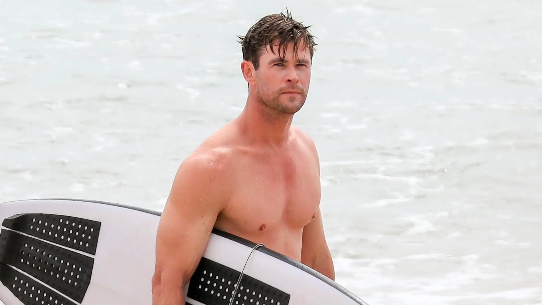 Chris Hemsworth haciendo surf en Byron Bay, Australia