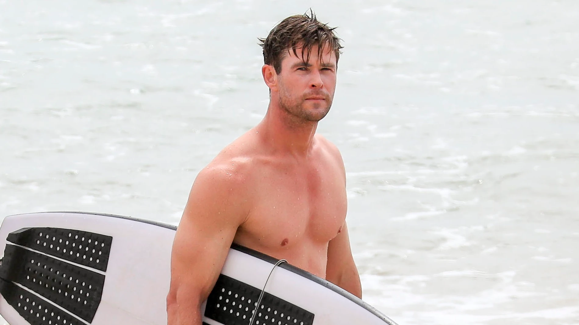 Chris Hemsworth haciendo surf en Byron Bay, Australia Chris Hemsworth haciendo surf en Byron Bay, Australia