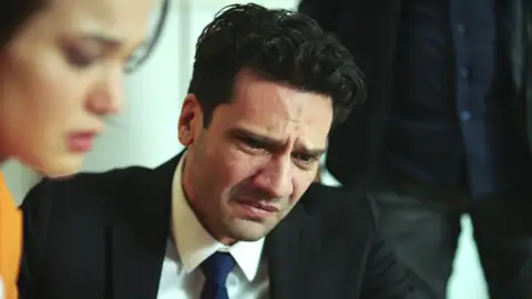 Avance de Secretos de familia: Ilgaz, desesperado, comienza una carrera contrarreloj para encontrar a su hermana con vida Avance de Secretos de familia: Ilgaz, desesperado, comienza una carrera contrarreloj para encontrar a su hermana con vida