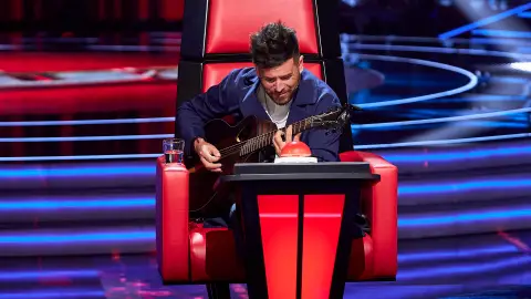 Pablo López con la guitarra en La Voz Pablo López con la guitarra en La Voz