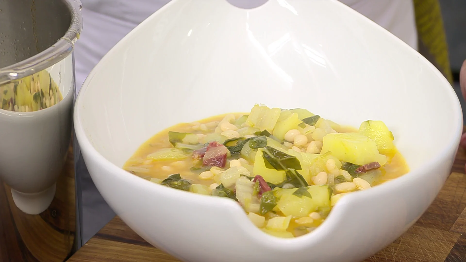 Potaje de alubias blancas, acelgas y patata