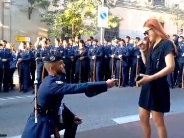 Un militar le pide matrimonio a su novia 