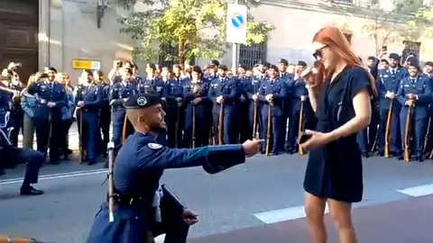 Un militar le pide matrimonio a su novia 