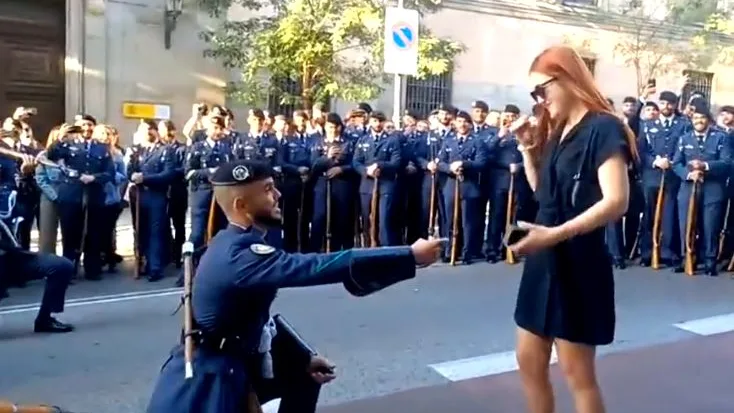 Un militar le pide matrimonio a su novia Un militar le pide matrimonio a su novia