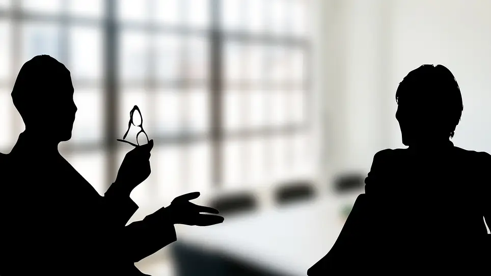 Silueta de dos personas en la oficina Silueta de dos personas en la oficina