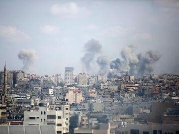 Columnas de humo por bombardeos de Israel contra la Franja de Gaza tras la ofensiva lanzada por Hamás
