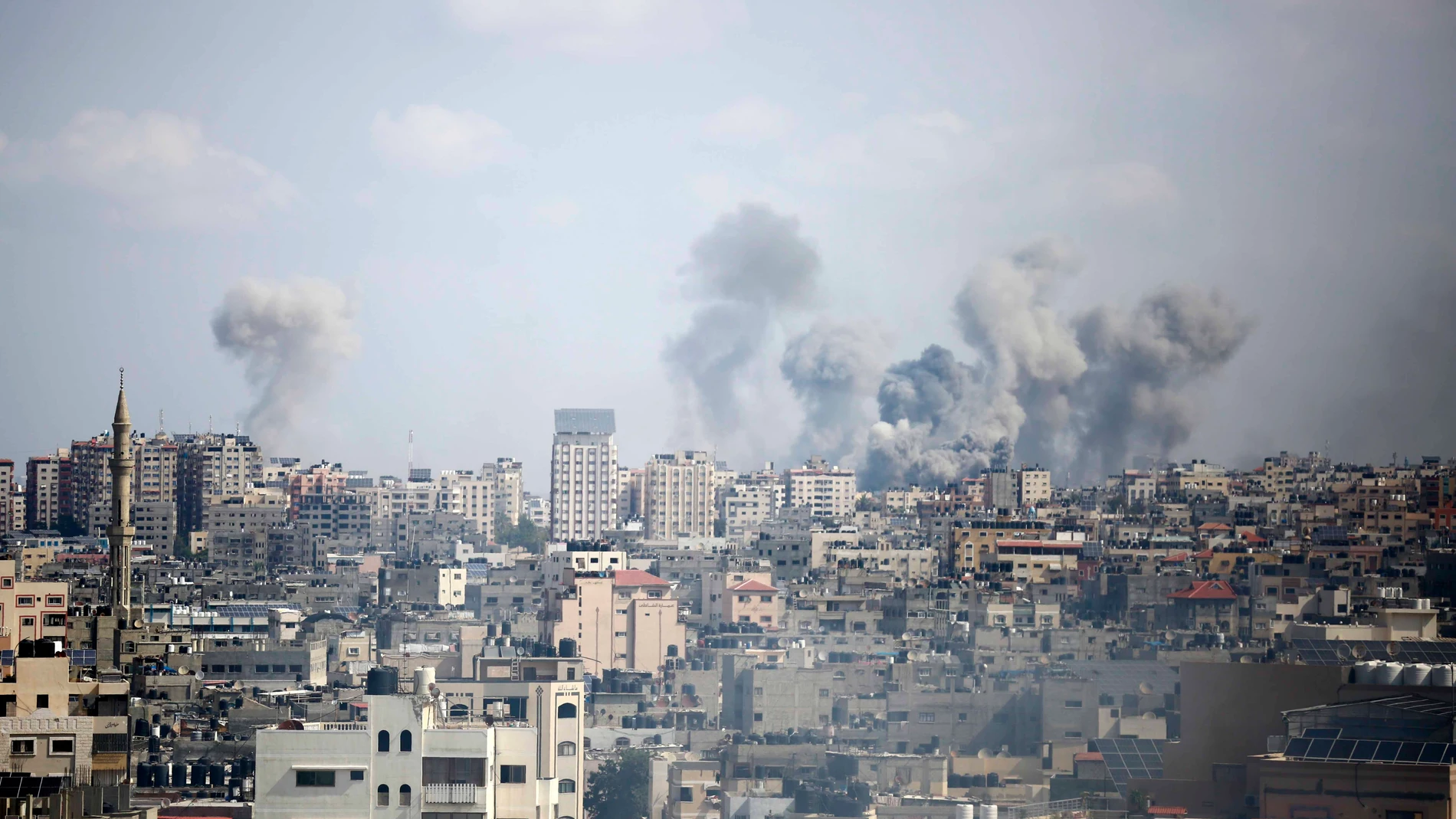 Columnas de humo por bombardeos de Israel contra la Franja de Gaza tras la ofensiva lanzada por Hamás Columnas de humo por bombardeos de Israel contra la Franja de Gaza tras la ofensiva lanzada por Hamás