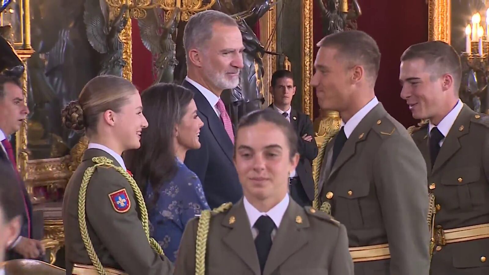Sorpresa a la princesa de Asturias en el besamanos: los compañeros de Leonor pasan a saludar