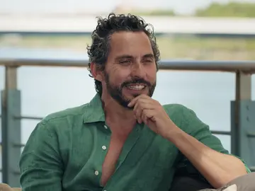 Paco León revela a Joaquín cómo creó el personaje de Raquel Revuelta Paco León revela a Joaquín cómo creó el personaje de Raquel Revuelta