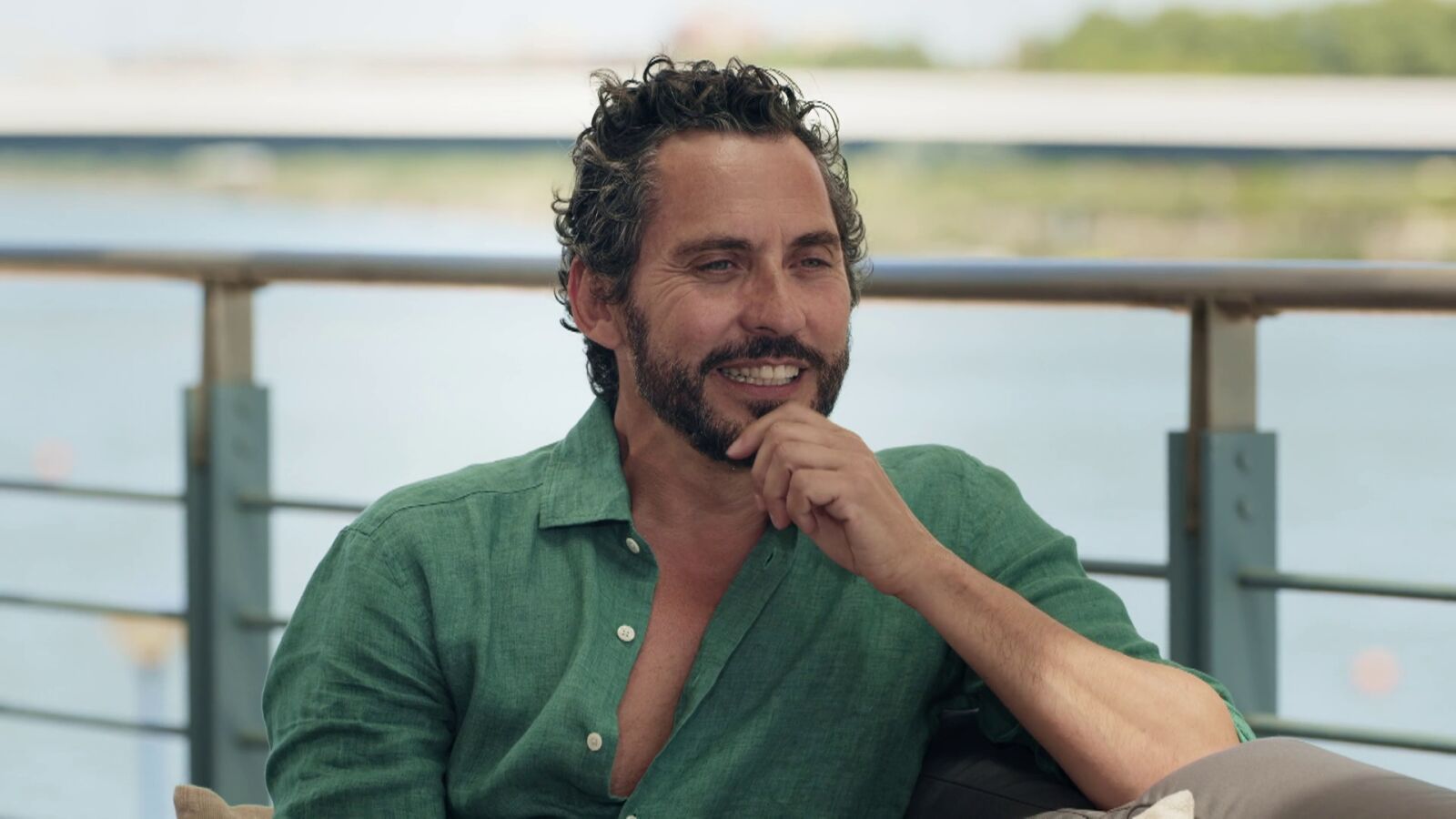 Paco León revela a Joaquín cómo creó el personaje de Raquel Revuelta: “Era más conocida la parodia que ella” 