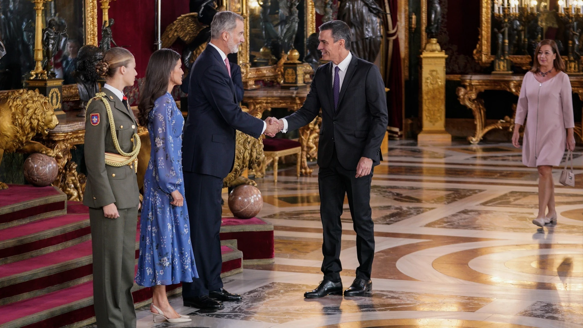 Los Reyes y Pedro S&aacute;nchez en el besamanos