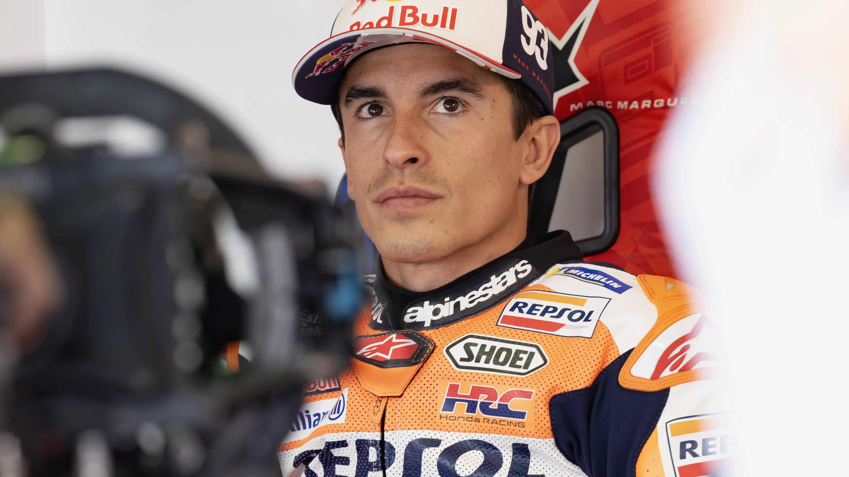 Marc M&aacute;rquez, concentrado en el box