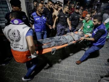 Traslado de un herido a un hospital de Gaza