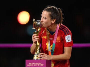 Laia Codina besa la Copa del Mundo