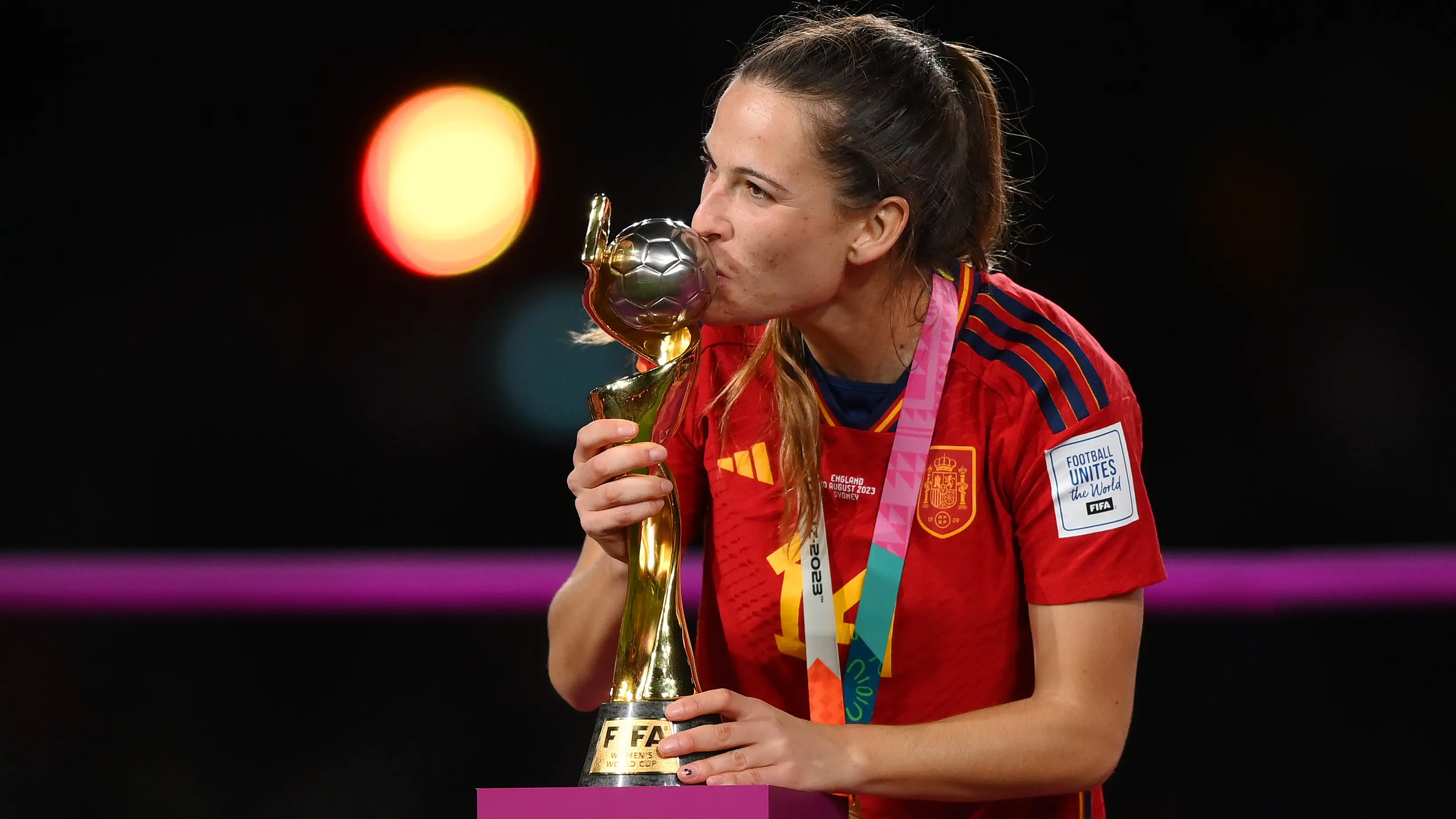 Laia Codina besa la Copa del Mundo Laia Codina besa la Copa del Mundo