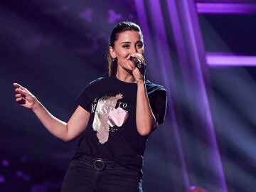 Malú hace feliz a Andrea al girarse durante su actuación 