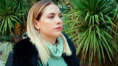 Yildiz roba la foto a su marido y se la entrega a Nadir… ¡Pero se queda con una copia! 