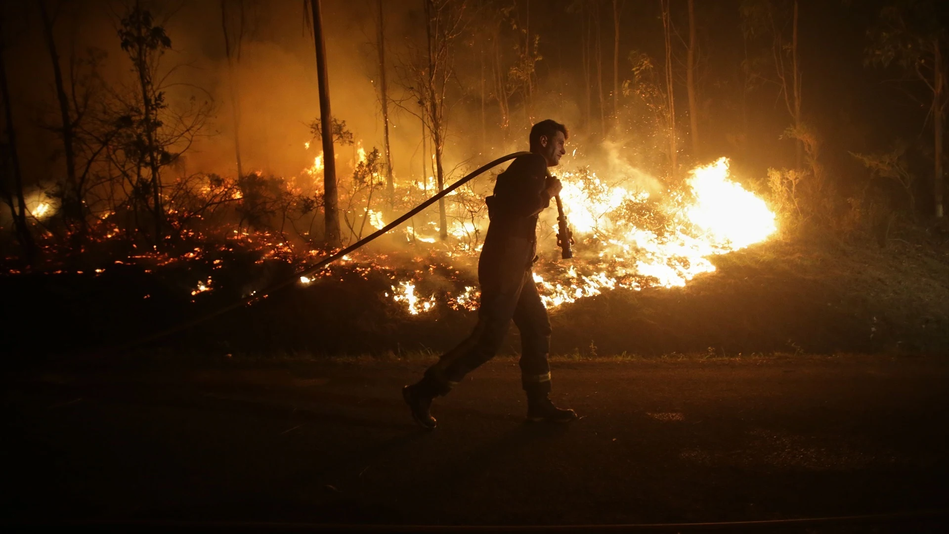 Vecinos colaboran en las labores de extinci&oacute;n del incendio de Trabada, en Lugo