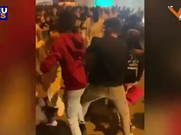Batalla campal en Lleida: una multitud de jóvenes se dan patadas y puñetazos a las puertas de una discoteca Batalla campal en Lleida: una multitud de jóvenes se dan patadas y puñetazos a las puertas de una discoteca
