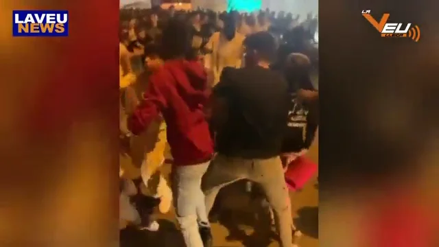 Batalla campal en Lleida: una multitud de jóvenes se dan patadas y puñetazos a las puertas de una discoteca Batalla campal en Lleida: una multitud de jóvenes se dan patadas y puñetazos a las puertas de una discoteca