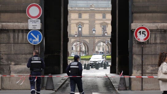 Cord&oacute;n policial en el Museo del Louvre