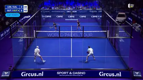 La mágica dejada de Sanyo Gutiérrez para cerrar el primer set ante Galán y Lebrón La mágica dejada de Sanyo Gutiérrez para cerrar el primer set ante Galán y Lebrón