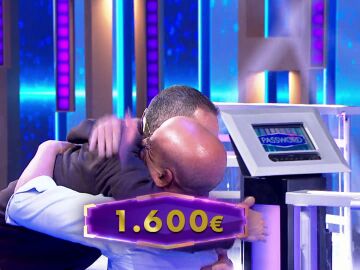 Concursante abraza a Dami&aacute;n en Password