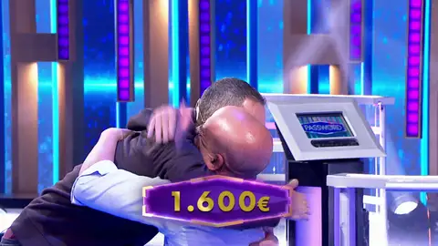 Concursante abraza a Damián en Password Concursante abraza a Damián en Password