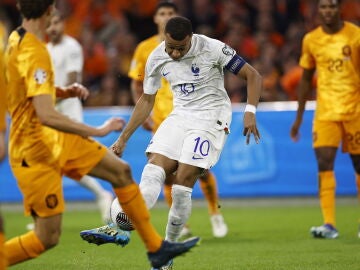 Kylian Mbappé golpea el balón para hacer su segundo gol a Países Bajos