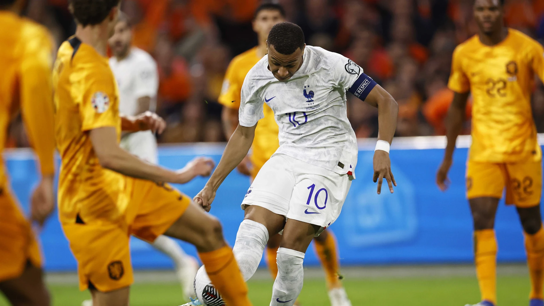 Kylian Mbappé golpea el balón para hacer su segundo gol a Países Bajos Kylian Mbappé golpea el balón para hacer su segundo gol a Países Bajos