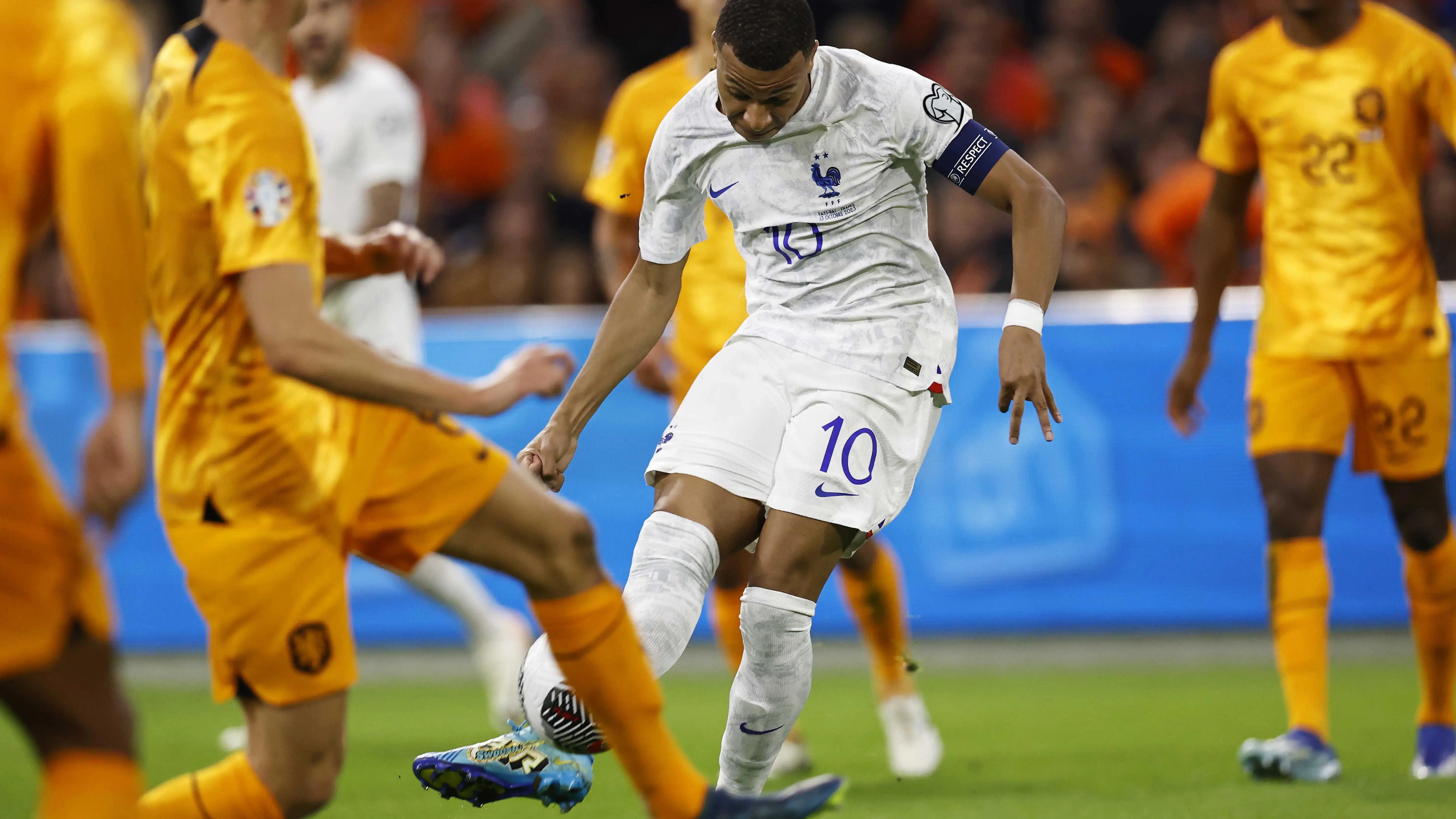 Kylian Mbappé golpea el balón para hacer su segundo gol a Países Bajos Kylian Mbappé golpea el balón para hacer su segundo gol a Países Bajos