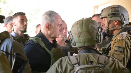 El primer ministro israel&iacute;, Benjamin Netanyahu, junto a soldados