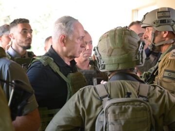 El primer ministro israelí, Benjamin Netanyahu, junto a soldados